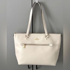 Like New Coach Gallery tote bag white leather fabric lining.